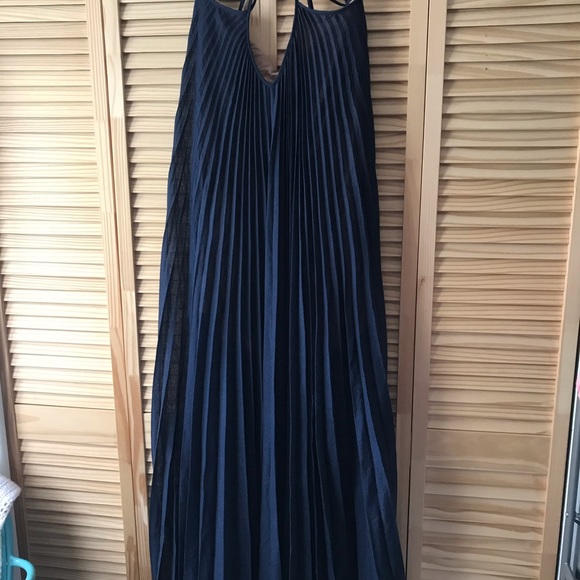 Stunning BCBG MAXAZRIA pleated dark blue dress - Picture 2 of 11
